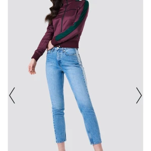  - Säljer dessa helt oanvända jeansen från nakd (lappen o allt kvar!) köpta för 499 o säljer för 250+ frakt. Dm för egna bilder eller frågor. ✨☺️