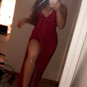 ALDRIG använd Rebecca Stella klänning, endast testad!!  Ordinarie pris 599kr! Super fin klänning som man kan knyta hur man vill, så otroligt bra! Klänningen är i färgen röd och är stretchig, storlek S. Pris kan diskuteras!❤️