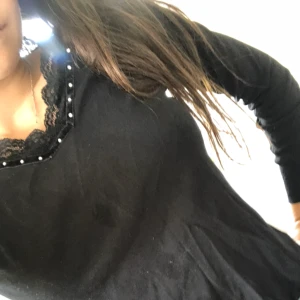  - Svart långärmad tröja med strass 30+frakt 