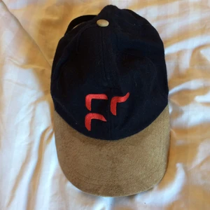  - Mörkblå keps med mockaskärm! Köparen står för frakt.