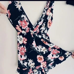  - Vacker, somrig jumpsuit från Pull & Bear i toppenskick! 😍 Säljer den pga överflöd av jumpsuits i garderoben 💕 Fraktkostnad tillkommer eller hämtas upp i Bergshamra 🧚🏻‍♀️✨ Priset är förhandlingsbart, säljer till den som kan köpa den snabbast! 🌞