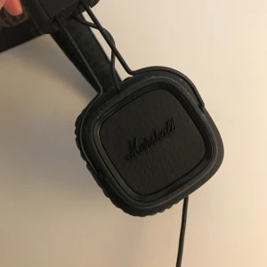  - Säljer Marshall hörlurar som är knappt använda! Frakt inkluderad.  