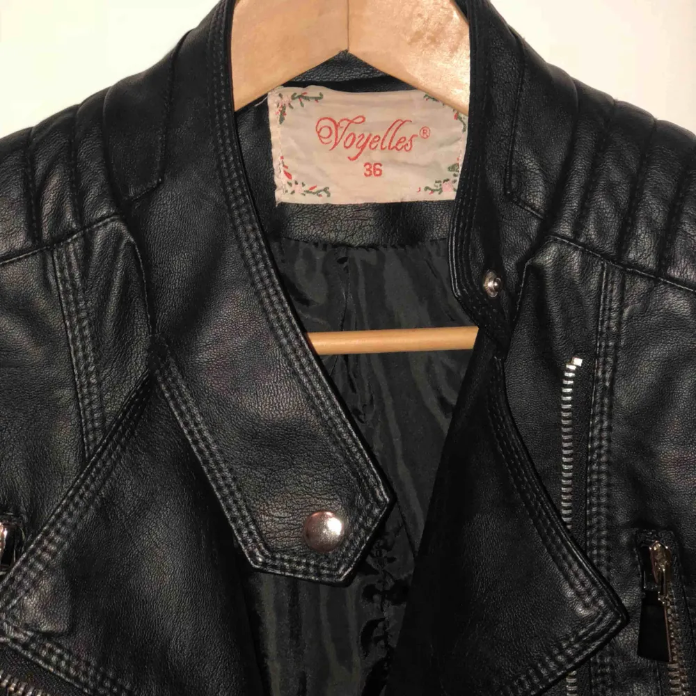 Chiquelles populära Moto jacket i storlek 36 (passar 34/XS). Säljes pågrund av att jag använder den för sällan. Kan mötas upp i Norrtälje/Täby annars står köparen för fraktkostnaden!. Jackor.