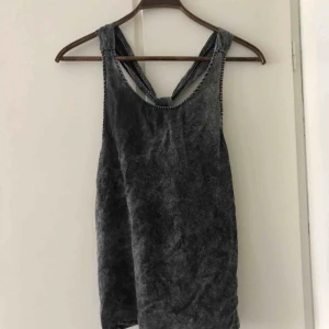  - Gråmelerat linne från Tiger of Sweden i storlek S. Den är overseize och passar storlekar upp till L.