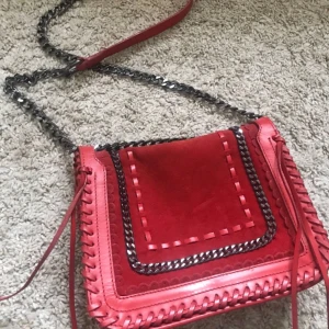  - Säljer denna superfina röda väska i mocka från Zara! Endast använd en gång, nypris 700kr i butik!