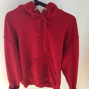 En röd hoodie från weekend i bra skick. -strl S. -100 kr+frakt 79 kr