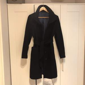 Säljer nu Esther belt coat från Filippak i storlek M. Nypris 3500kr säljer den för 700kr. Kappan är i mycket bra skick och har använts ett fåtal gånger. 