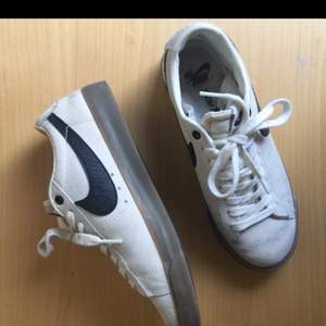 Vita Nike SB Blazer low sneakers. Storlek 38,5 motsvarar 5,5 i UK storlek. Skorna är i mocka och har en brun gummisula. Knappt använda.