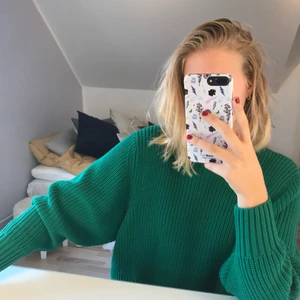  - Stickad tröja i en cool grön färg som inte riktigt kommer fram på bilderna! 🌟 köparen står för frakt 