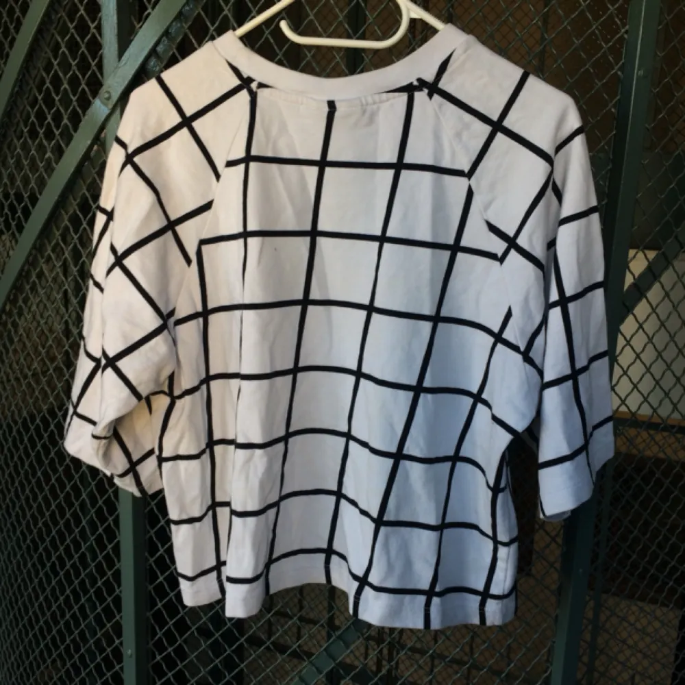 🔲Sweatshirt top från Monki, vit med svart rutmönster 🔳. T-shirts.