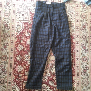  - Rutiga kostymbyxor från Urban Outfitters  Storlek XS   Köparen står för eventuell frakt Kan även mötas upp i Stockholm