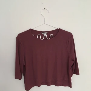  - Jättesöt gammelrosa topp från Monki, säljes då den inte riktigt passar min stil längre. Fin omlottdetalj på framsidan, se bild! Den är storlek L men har passat mig som har S, något oversize men tycker det ser bra ut. Möts upp i sthlm eller skickar mot fraktkostnad!  Kolla gärna in mina andra auktioner :-)) 💘💯