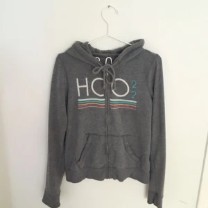  - Fin och gosig huvtröja med dragkedja från Hollister! Köpt second hand för nåt år sen men använder den tyvärr inte då jag har så himla många hoodies. Fint skick förutom några trådar som lossnat (se bilder), det märks dock knappt :-))  Möts upp i sthlm eller skickar mot fraktkostnad!  Kolla gärna in mina andra auktioner :-)) 💘💯