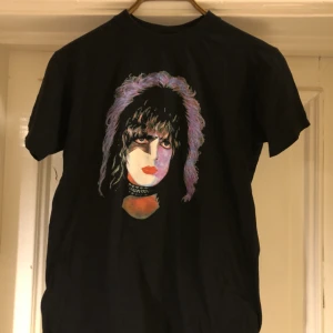  - Tröja i bra skick. Paul Stanley Kiss. Kan hämtas i Uppdala eller skickas mot fraktkostnad. 