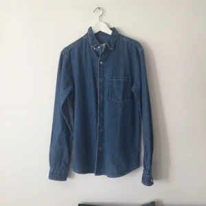  - Tjockare jeansskjorta oanvänd 