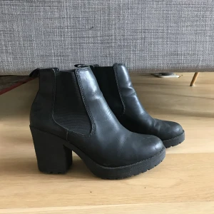  - Svarta boots, använda ett antal gånger men i bra skick. Behöver sig en puts! Köpare står för frakt.