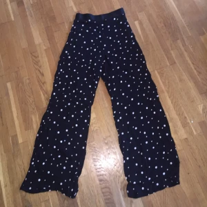  - Sjukt fina pricka brallor från Weekday. Säljs pga för små. Fladdriga och supersköna! De är utsvängda, högmidjade och på mig som år 1,68 går de ner till fötterna. Finns en smal dragkedja på sidan. De passar en XS - S   160 inkl frakt :) 