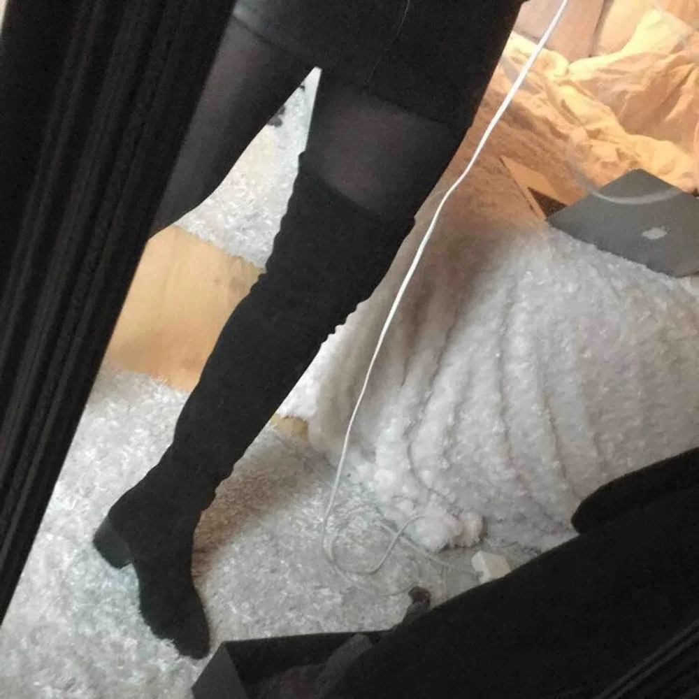 Säljer dessa super fina thigh high boots ifrån märket Stockholm! Säljs då dom ej kommer till användning! Endast använd vid 1/2 tillfällen! Köptes för 700 & säljs nu för 399 kr. . Skor.