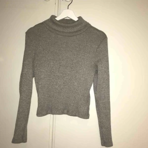  - Polotröja från Bikbok.  Strl XS, ganska kort i modellen.  Kan skickas men köparen står för frakten 