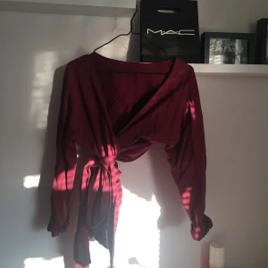  - super fin o skön off shoulder tröja från Nelly.com. man kan knyta tröjan runt midjan på flera olika sätt. säljer pga använder den inte så ofta Kan frakta men då står köparen för ev. frakt✨