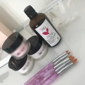  - Säljer mitt akrylkit som dessvärre inte kommit till användning och därav är som nytt. Kitet innehåller tre akrylpulver (clear, white och pink), akrylvätska, 5 borstar  samt en låda med ett tjugotal nageltippar. 