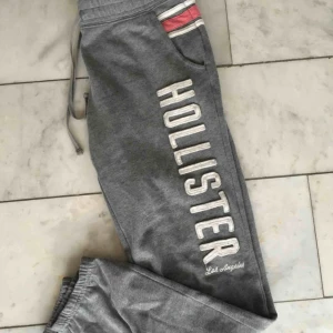  - Mjukisbyxor från hollister. Storlek S men själv en storlek xs och funkar bra.  Frakt tillkommer