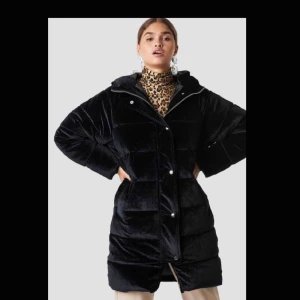  - Velvet long puffer jacket från NA-KD i storlek 34. Aldrig använd så i jättefint skick! Jättemysig, varm och fint velvet-material! Säljs på NA-KDs hemsida just nu för 1199kr, säljer min för 800kr inkl frakt 😃