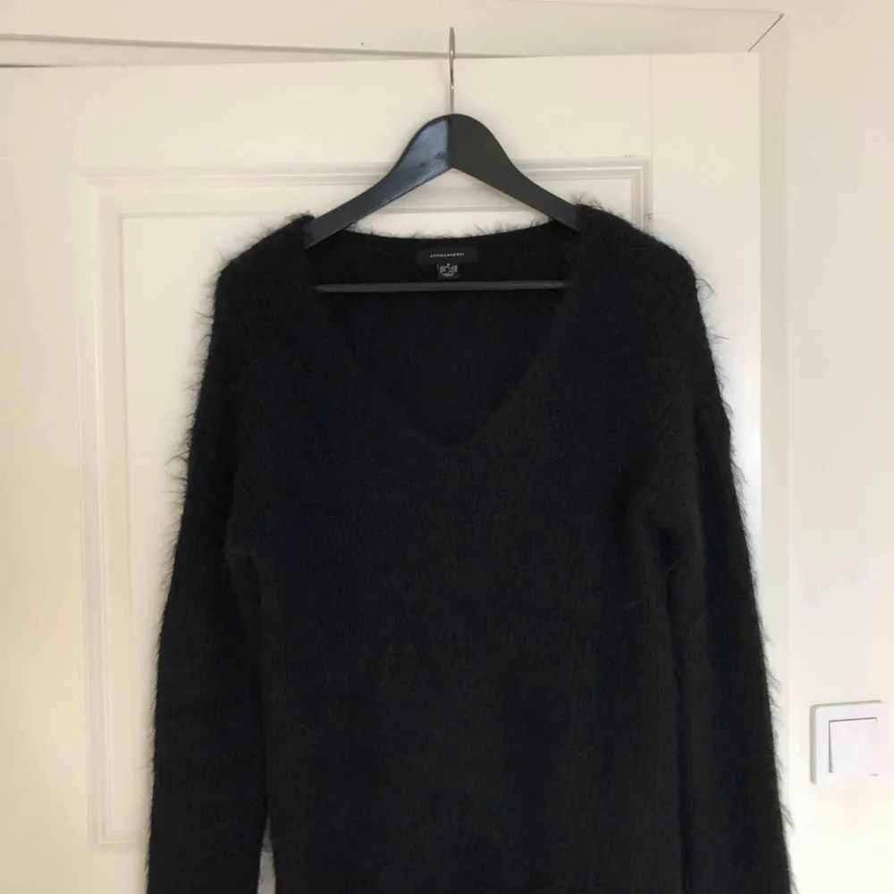 En svart gosig stickad tröja från Primark i storlek S. Möts upp i Stockholm eller köparen står för frakt.. Stickat.