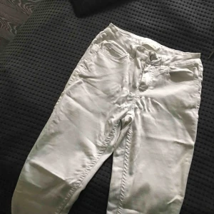  - Vita jeans från vero Moda i väldigt mjukt och stretchiga. Knappt använda! Passar XS,s,M