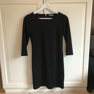  - Helsvart klänning med dragkedja bak i storlek XS från ONLY. Fint skick. 