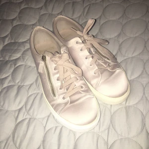  - Skor som endast är använda en gång (inomhus). Hämtas upp i Stockholm.