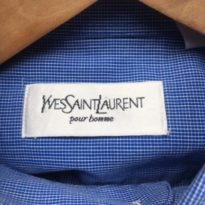  - Jättefin och mjuk YSL-skjorta i nyskick. Storlek XL herr men kan användas som oversize-skjorta av alla. Möts upp i Uppsala och ev Stockholm eller fraktar. 