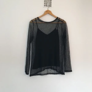  - Svart transparent tröja med löstagbart linne under! Sååå snygg men endast använd några få gånger, förtjänar ett bättre hem 