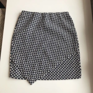  - Kjol i stretchtyg och hundtandsmönster! 