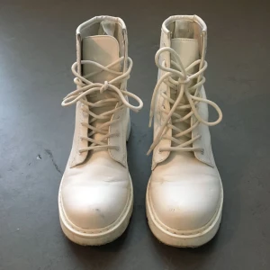  - Vita kängor i storlek 37. Använda fåtal gånger men har några små märken. Kan hämtas i Linköping eller skickas mot fraktkostnad.