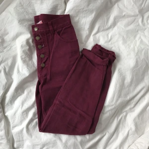  - Retro denim high waist jeans Vinröda  Fraktavgift tillkommer! (Fraktfritt: jag kan mötas upp i Malmö)  Skickar gärna fler bilder. 