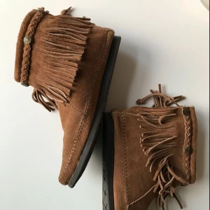  - Säljer ett par minnetonka skor i storlek 40 (US9). Skorna är använda men i ett fint skick, nypris 1100 därmed 500kr. Köparen står för frakt😊