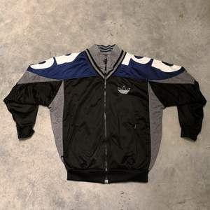 Snygg retro 90s wct tröja från Adidas!!! Såååå fin och i jättefint skick😀✨💥❤️😍 blå, svart, grå och vit 😍😍 Eventuell frakt betalas av köparen😘❤️✨