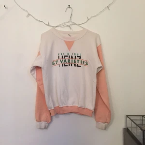  - Retrojumper med tryck. Använd, men fint skick! Säljes pga för liten för mig (se bild nr. 2) Finns i Bagarmossen, men kan skickas mot fraktkostnad eller mötas upp.