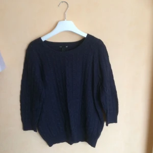  - Säljer en jättefin kabelstickad tröja från H&M i storlek L i fint skick!.  Kabelstickad framifrån, stickad bakifrån.  Tar även emot betalning via Swish