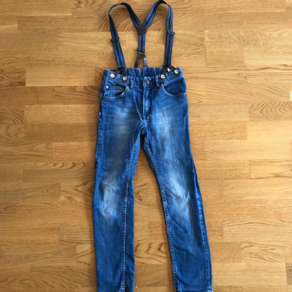 Jeans strl 122  Fint skick Avtagbara hängslen Reglerbar resår i midjan  Hämtas i Rissne eller köparen betalar porto. Jeans & Byxor.