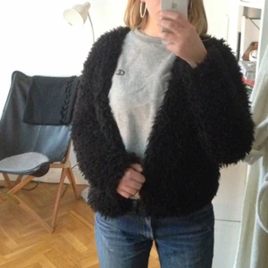  - Fluffig o mysig kofta eller jacka till våren. Har inte storlekslappen kvar men skulle gissa på S. Jag har sytt på ett spänne så att jackan/koftan går att stänga (se bild 2 när jackan är stängd). Kontakta om du har frågor. Möts i centrala Stockholm!