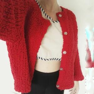  - Superskön och varm tröja! Så mysigt material! Passar de flesta storlekar skulle jag säga. En knapp eller två är lite lös, har därför satt lågt pris. 