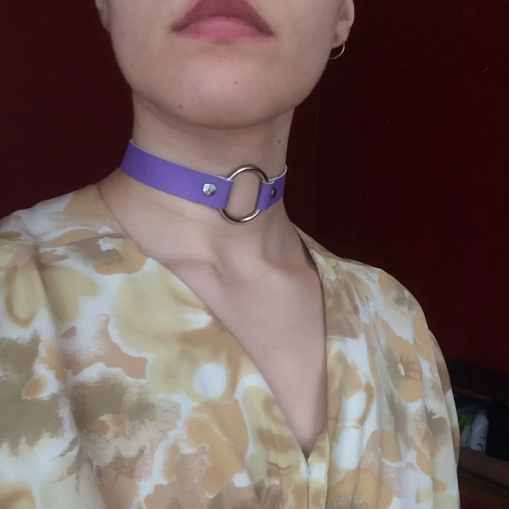 A purple choker. Never used. . Accessoarer.