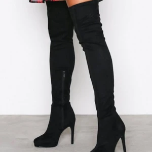  - Overknee klackar från Nelly som har använts max 2-3 gånger.  Storlek 37. Dom är som helt nya. Nypris var 599. Vid intresse så kan jag skicka bilder på dom :)