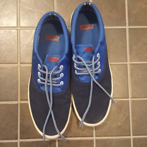 Levi's sneakers i märkblå och blå. EUsize 46. Använda typ 2 gånger så som ny. Avhämting i stan annars står köparen för frakt.