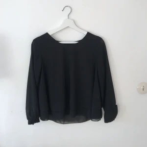  - En snygg blus från Tessie, använd en del men bra skick! Hittar ingen storlek i plagget men är till nästan helt hundra på att det är xs, möjligtvis xxs! 