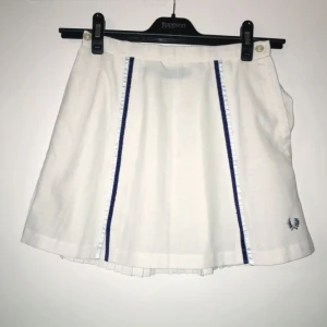  - Fred Perry tenniskjol! Superfin verkligen, men används för sällan tyvärr. Går att reglera bra i midjan så passar både S till XS. 