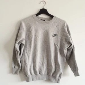  - 💿💿💿 Grå tröja från Nike, står "men S" på lappen men uppskattar till en XS, lite kort i ärmarna på mig som är 178cm lång. Kan skicka eller mötas i Stockholm. Köparen står för frakt. ⛸⛸⛸