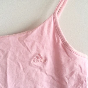  - 🎀🎀🎀 Rosa linne från Adidas. Liten fläck snett ovanför Adidas-märket, syns knappt (se bild 1). Kan skicka eller mötas i Stockholm. Köparen står för frakt. 💅💅💅